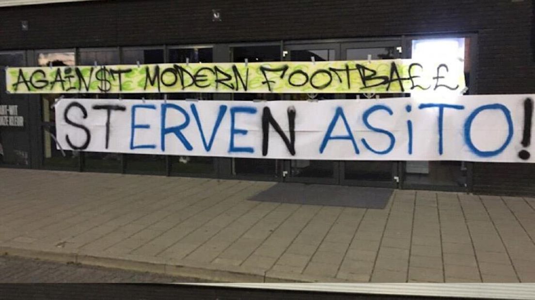 Fans hangen spandoeken op bij stadion Heracles Almelo tegen nieuwe naam