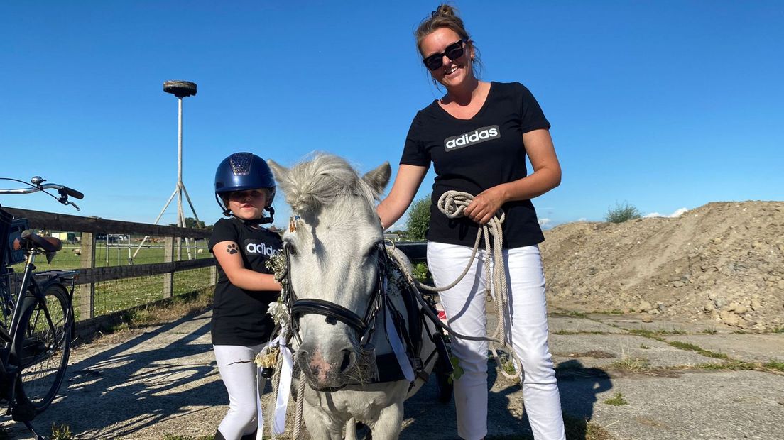 Bij de herdenkingstocht draagt iedereen het lievelingsshirt van Esmee