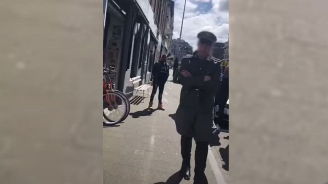 De man liep rond in een pak dat lijkt op een Duits nazi-uniform