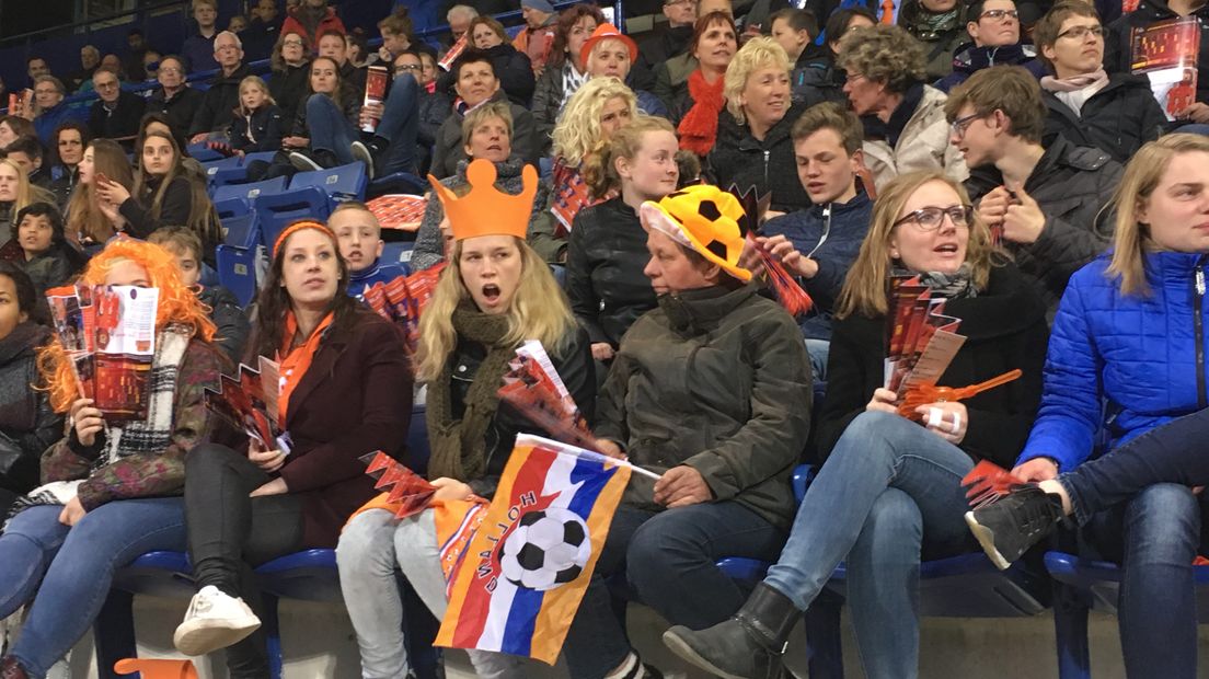 De Achterhoek liep dinsdag met ruim 4000 toeschouwers redelijk warm voor de oefeninterland van de voetbalsters van Oranje in het stadion van De Graafschap. Siri Worm uit Doetinchem bleef op de bank.