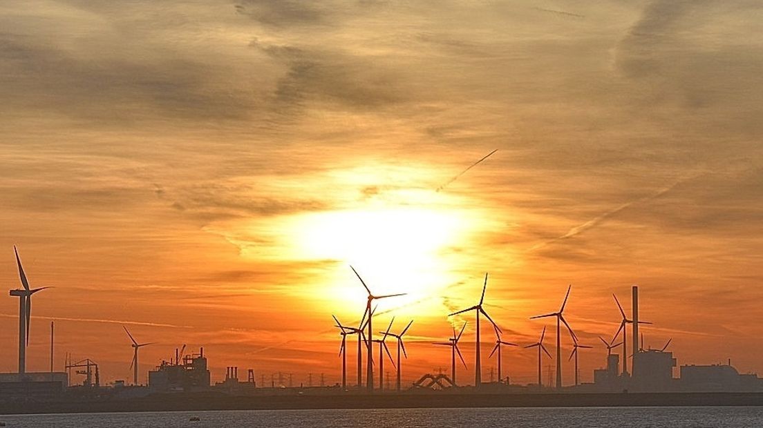 Ondergaande zon in havengebied