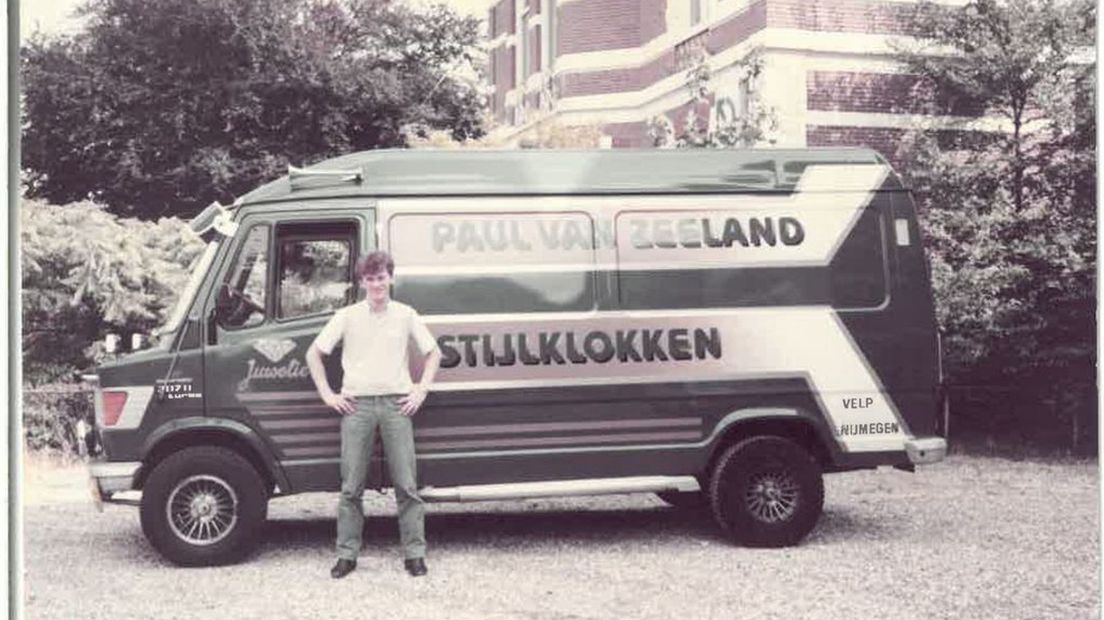 Paul van Zeeland junior voor de bus waarmee de klokken werden bezorgd 