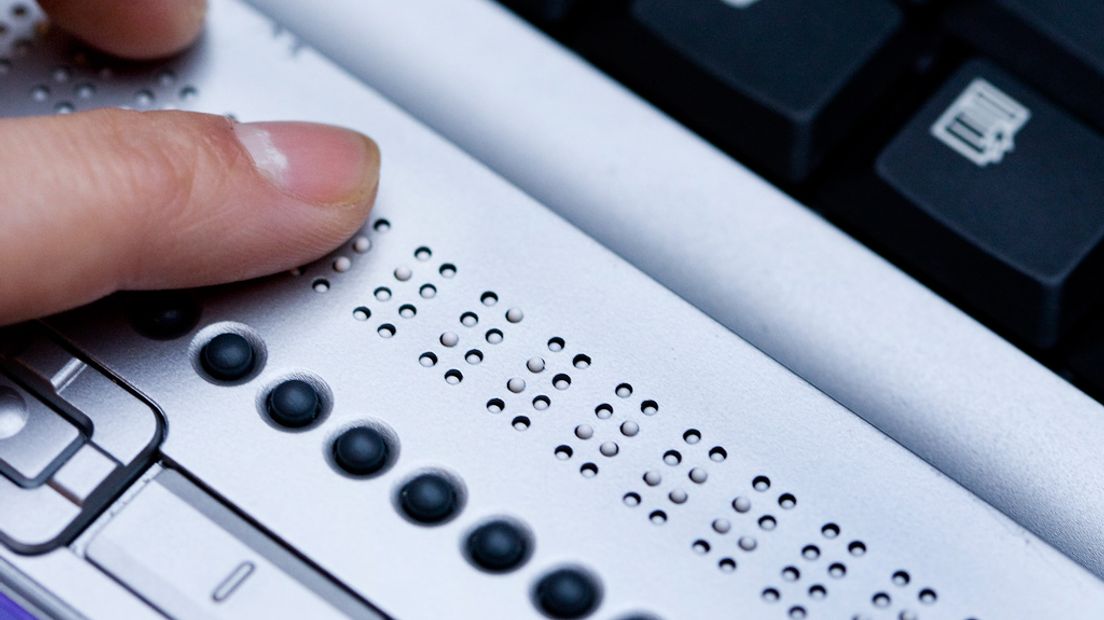 Een braille-apparaat dat is gekoppeld aan een pc.