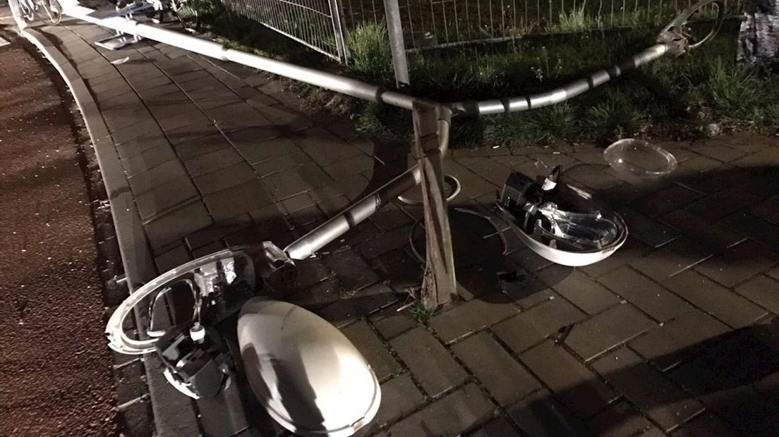 Lantaarnpaal omver gereden in Almelo