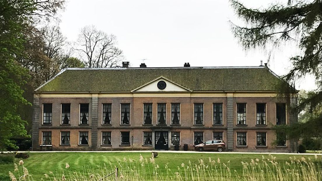 Staatsbosbeheer is begonnen met het kappen langs de monumentale lanen van landgoed Slangenburg in Doetinchem. Op de plek van de oude bomen worden nieuwe beuken geplant om het landgoed ook voor de komende generaties in stand te houden, meldt ook REGIO8.