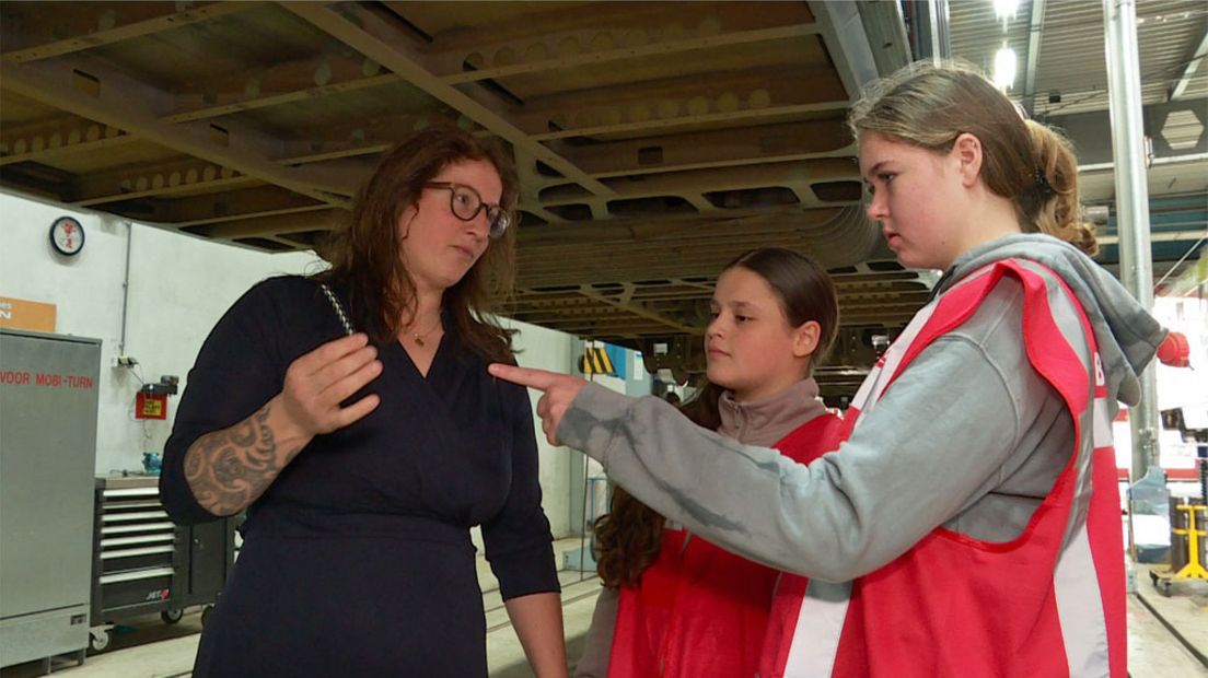 Jonge meiden krijgen een techniek instructie bij HTM.