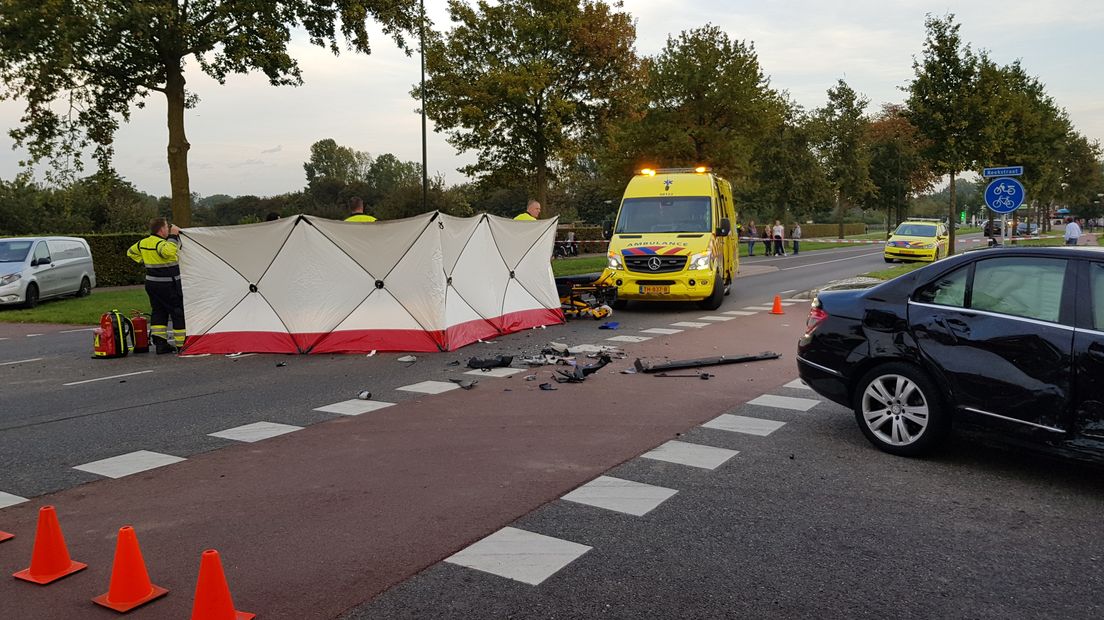 Op de Van Heemstraweg in Weurt is maandag rond 17.50 uur, ter hoogte van de Reekstraat, een motorrijder ernstig gewond geraakt na een botsing met een auto.
