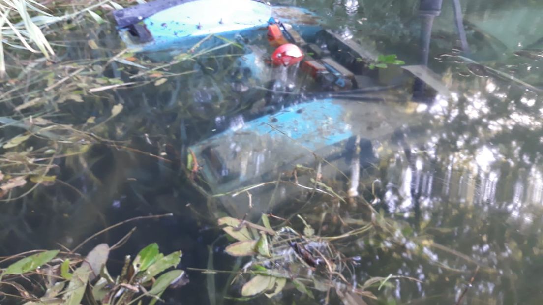 De tractor onder water.
