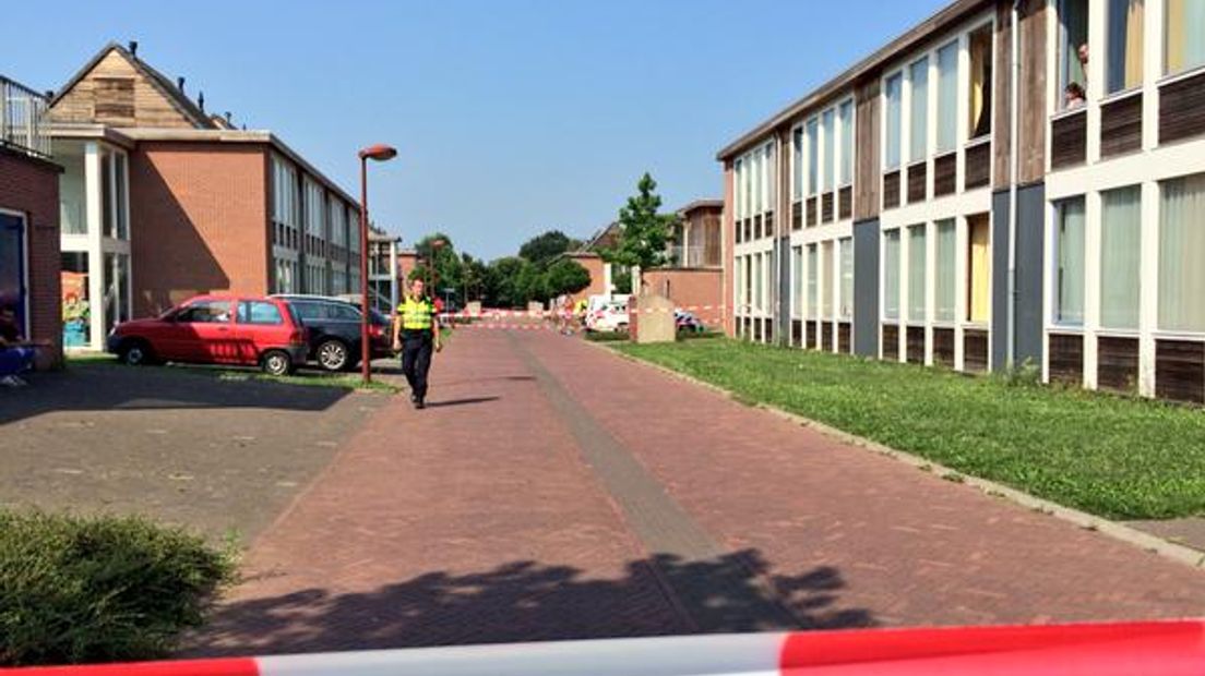 De politie heeft donderdagmorgen een 27-jarige man uit Kameroen neergeschoten op het terrein van het asielzoekerscentrum aan de Amstelstraat in Winterswijk. Volgens de politie was hij een gevaar voor zijn omgeving.