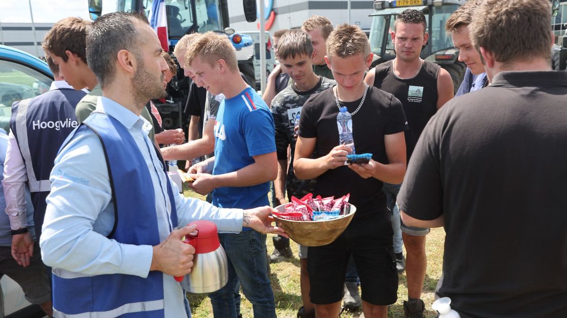 Hoogvliet-personeel deelt koffie, water en gevulde koeken uit aan de protesterende boeren