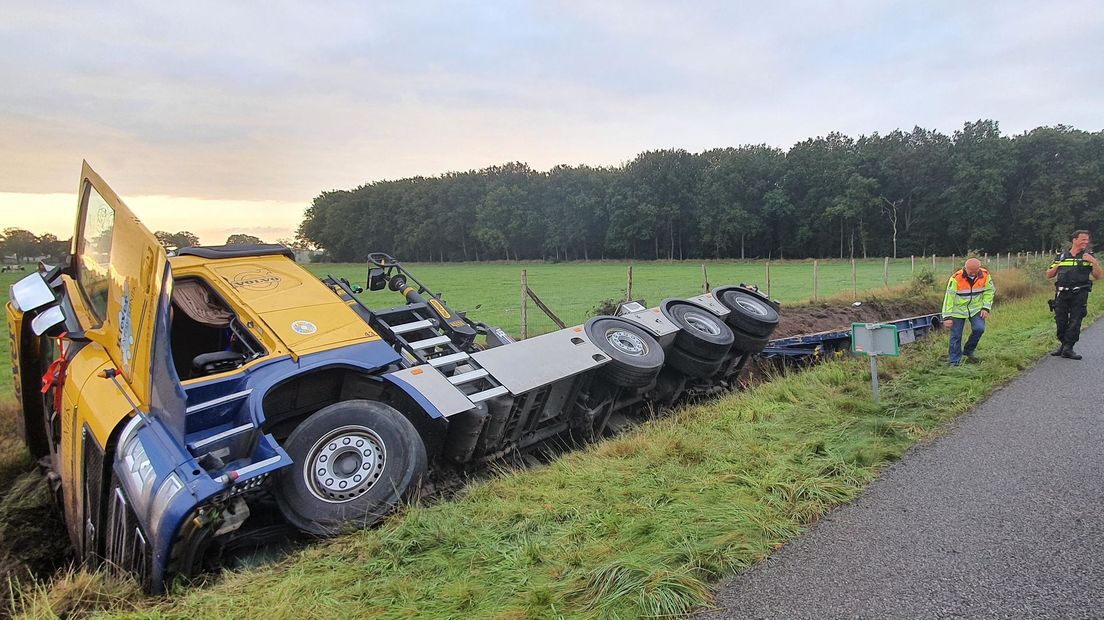 Vrachwagen in sloot