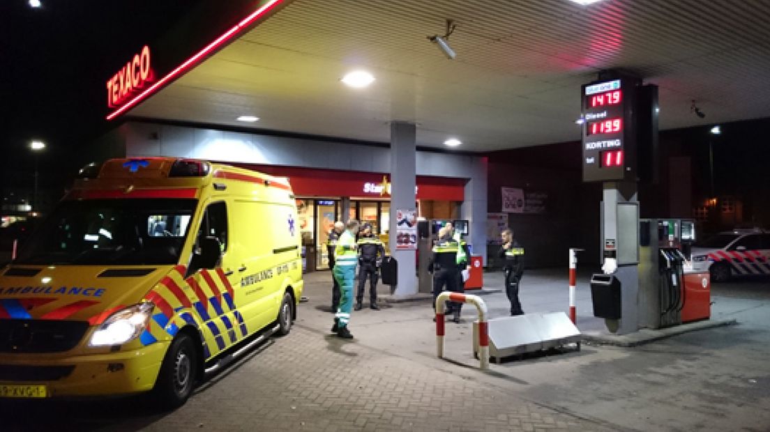 Bij een overval op een tankstation aan de Proosdijerveldweg in Ede zijn zondagavond twee personen neergestoken.