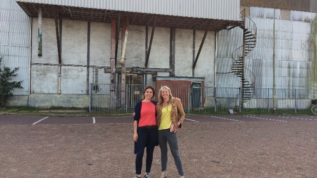 Francine Baard (links) en Karen Fiet voor de graanloods, waarin ze hun Skantina willen vestigen (Rechten: Margriet Benak / RTV Drenthe)
