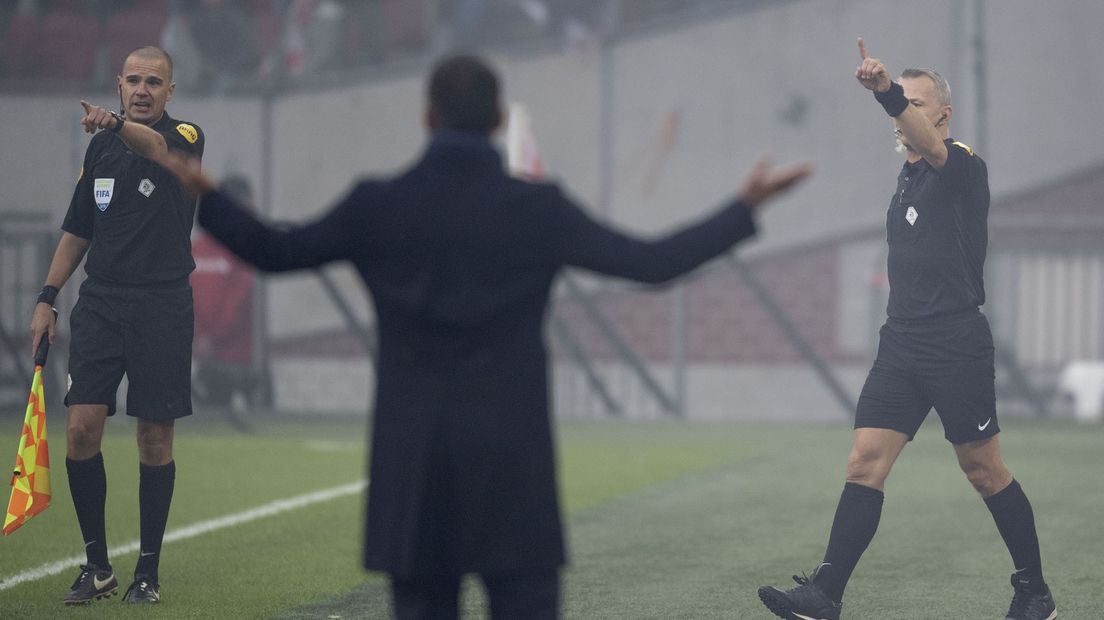 Scheidsrechter Bjorn Kuipers geeft St. Juste rood bij de klassieker