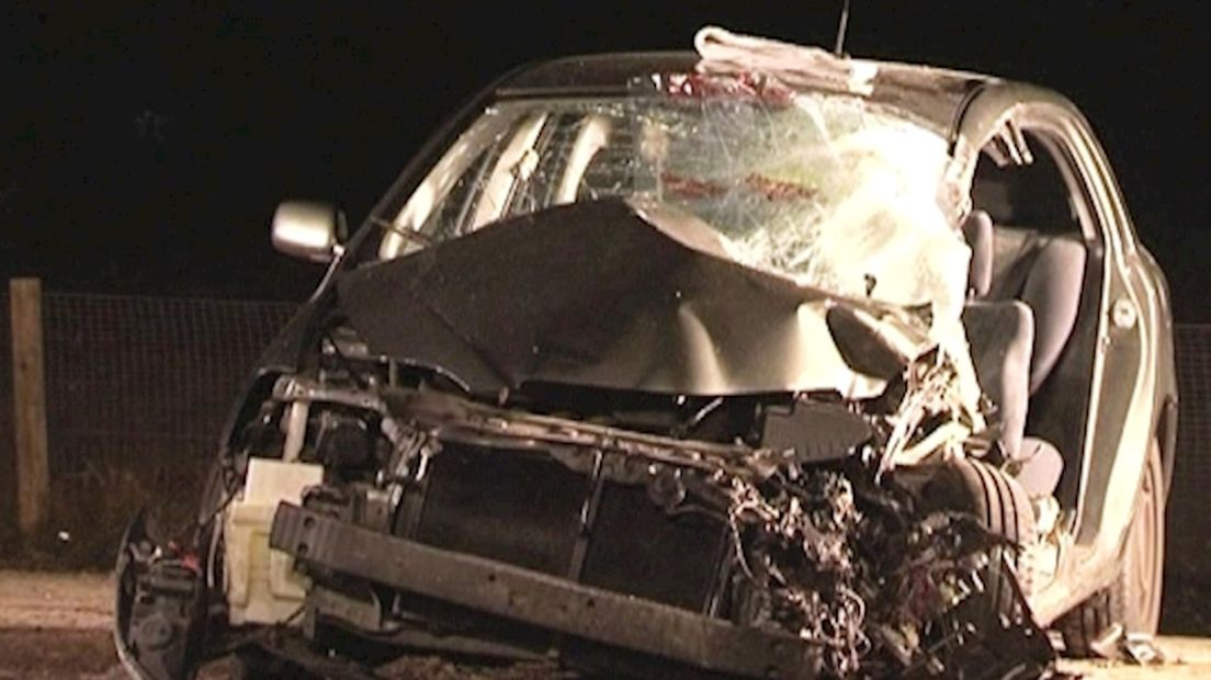 Auto botst frontaal op trekker