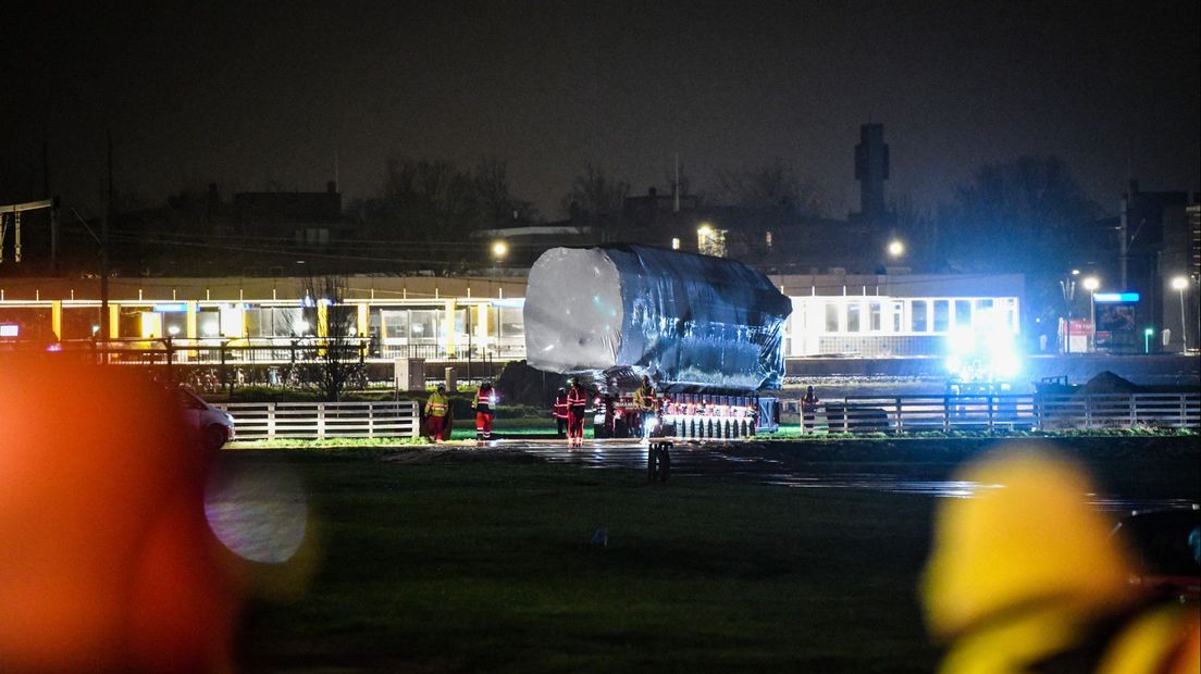 Op een trailer is het rijtuig vervoerd naar een afgelegen plek in Voorschoten