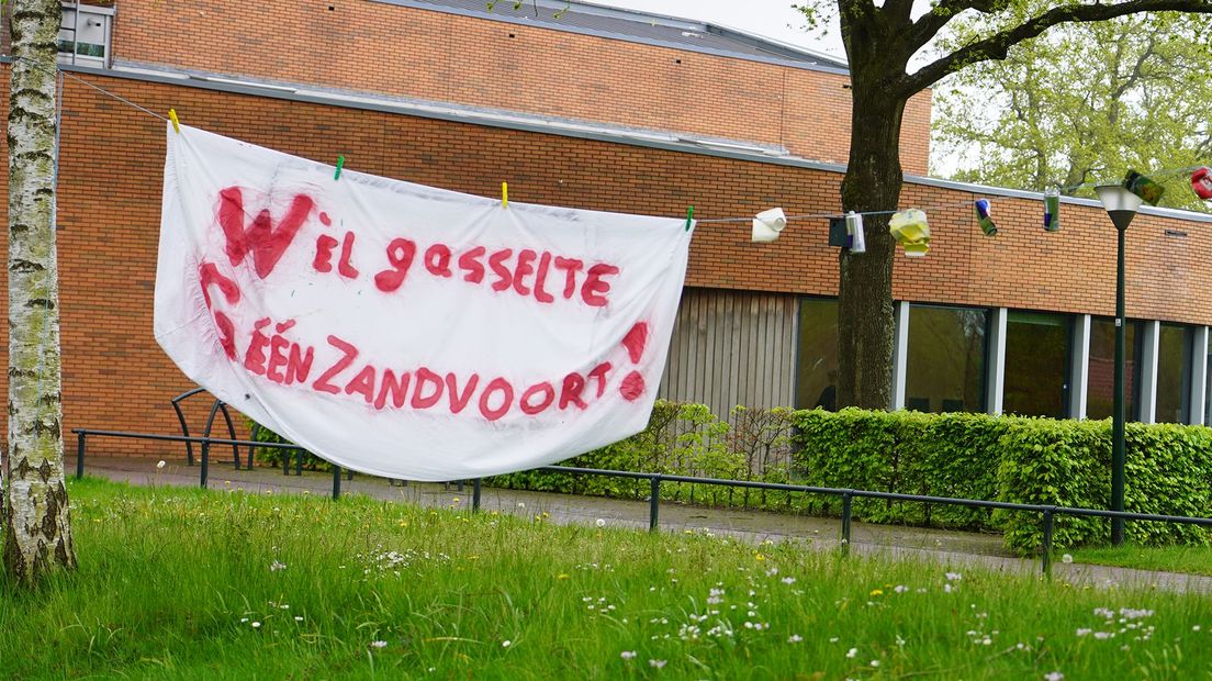 Een spandoek voor het gemeentehuis van Aa en Hunze om massatoerisme in Gasselte tegen te gaan. Ook gevonden afval bij toeristische plekken zijn er opgehangen.