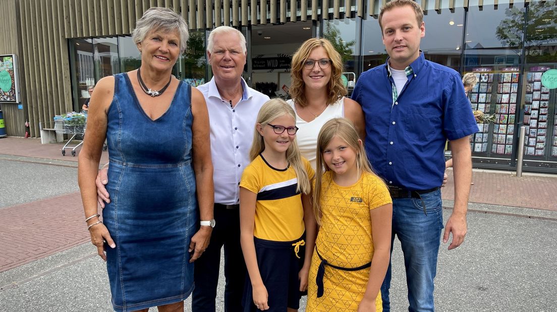 De familie Scheffers voor de supermarkt