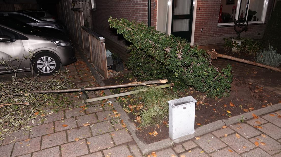 Een bestuurder is donderdagavond met zijn busje achteruit een woning binnengereden. Dat gebeurde aan De Cotelaer in Barneveld.