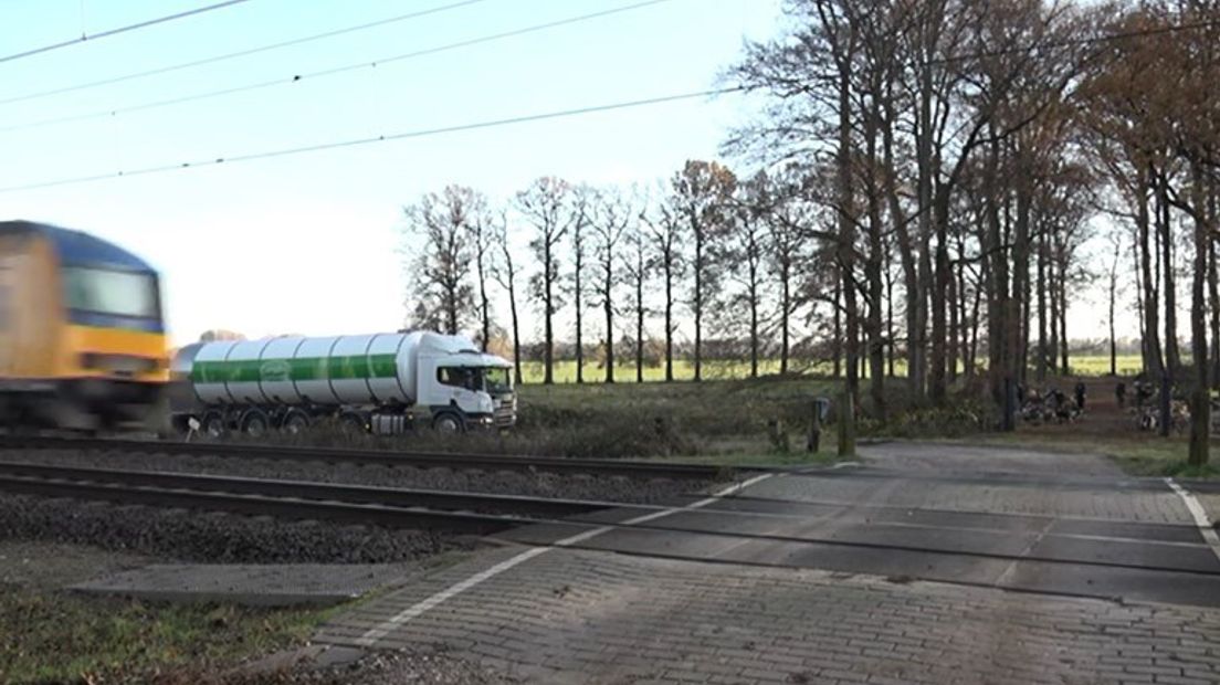In Velp is begonnen met de aanleg van een noodweg naar het bedrijf van melkveehouder Dick Nieuwenhuis. Hij levert melk aan Campina, maar die wilde de melk niet meer halen als hij niks zou doen aan de onbewaakte spoorwegovergang naar zijn boerderij toe.