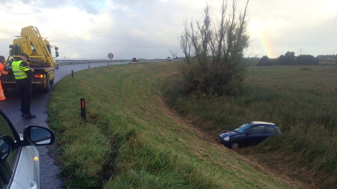 Auto glijdt bij Goes van de weg af, het riet in