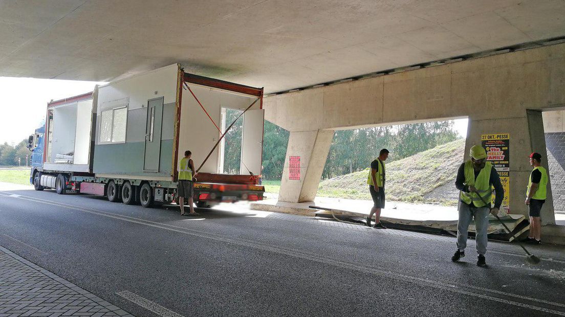 De vrachtwagen raakte klem onder de viaduct op de N379 (Rechten: Persbureau Meter)