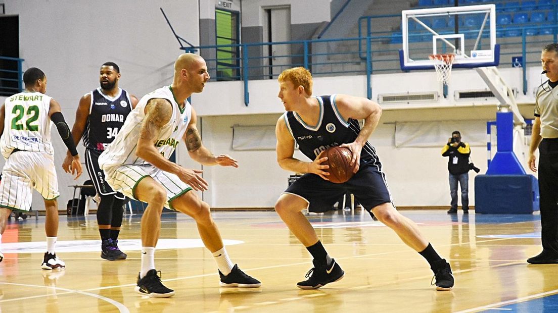 Jobi Wall namens Donar in duel met Tomislav Petrovic