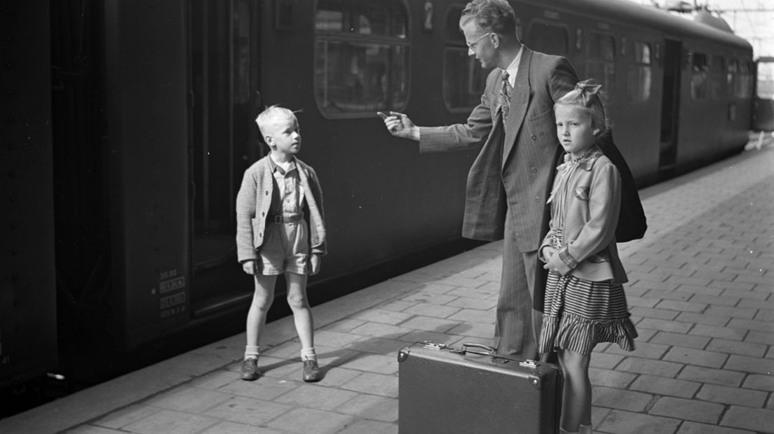 Het alledaagse leven op het station in 1951.