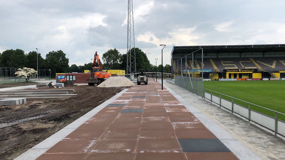 De rode stenen vormen 'de aorta' van het Leer- en Sportpark in Veendam