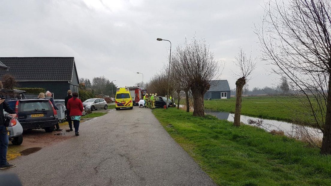 Auto tegen boom in Ossenzijl