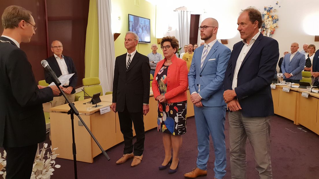 De nieuwe wethouders van Borger-Odoorn: Albert Trip (D66), Nynke Houwing (VVD), Niek Wind en Freek Buijtelaar (beiden Gemeentebelangen).