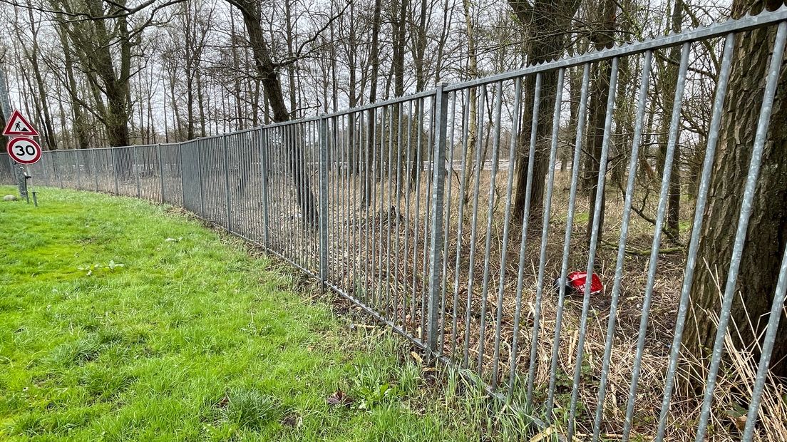 Het meterslange hek bij parkeerplaats Glimmermade langs de A28