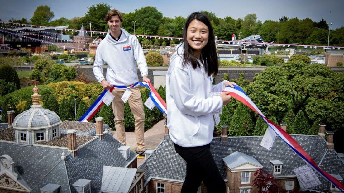 Lukas en Donna hangen wimpels op in Madurodam