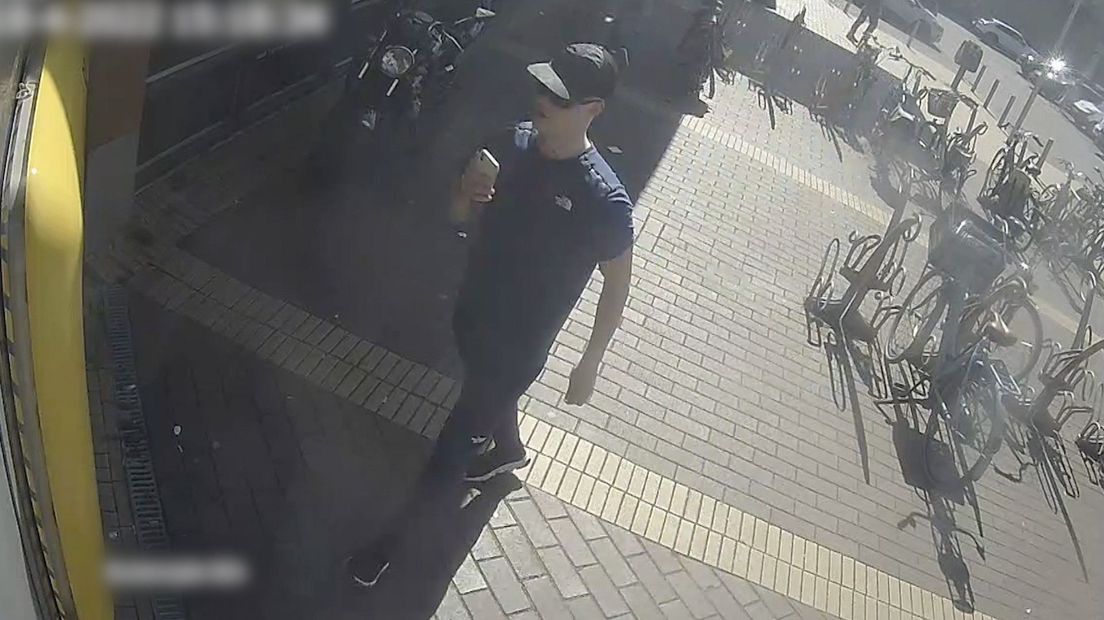 De verdachte die het geld opneemt