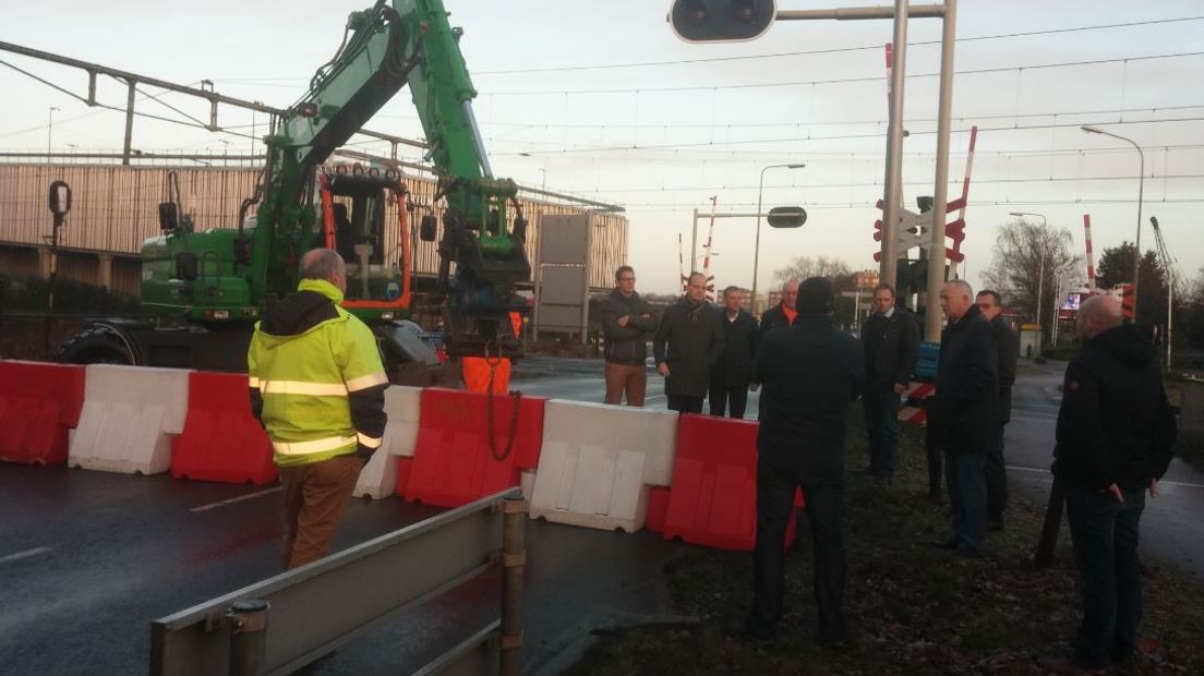 De doorgaande weg van Barneveld naar Voorthuizen, de N805, is vanaf maandagochtend 07.00 uur voor twee jaar afgesloten. Verkeer van- en naar Barneveld moet met de aanleg van een tunnel aan de noordkant van het dorp een betere doorstroming krijgen.
