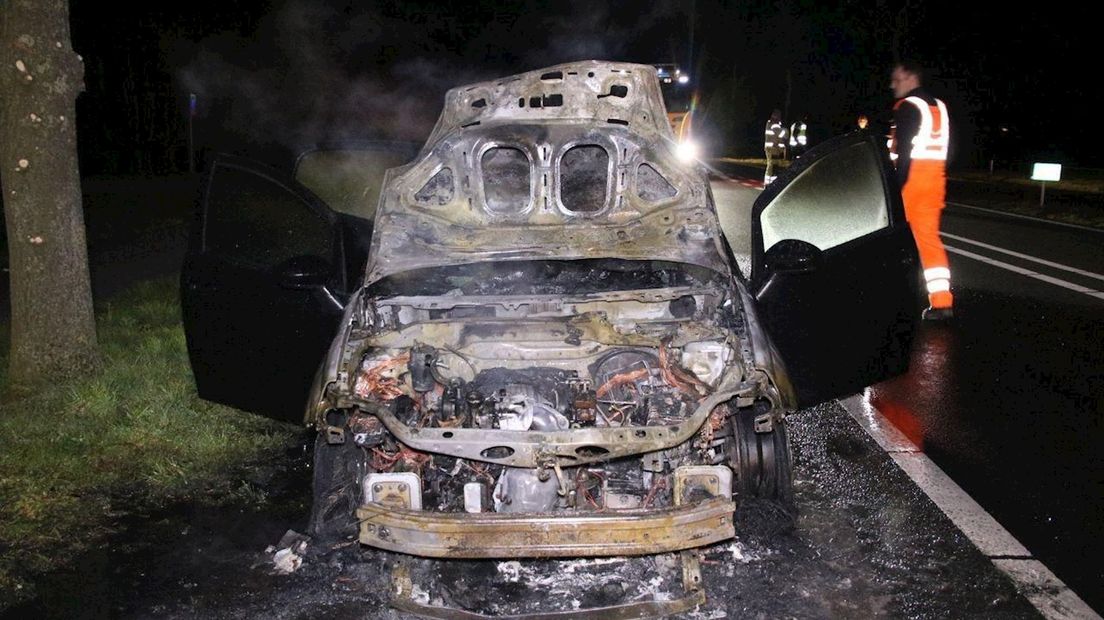 Auto tijdens het rijden in brand gevlogen in Wijhe