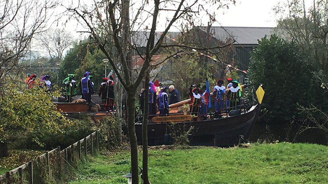 Sinterklaas en zijn Pieten varen door Hekendorp.