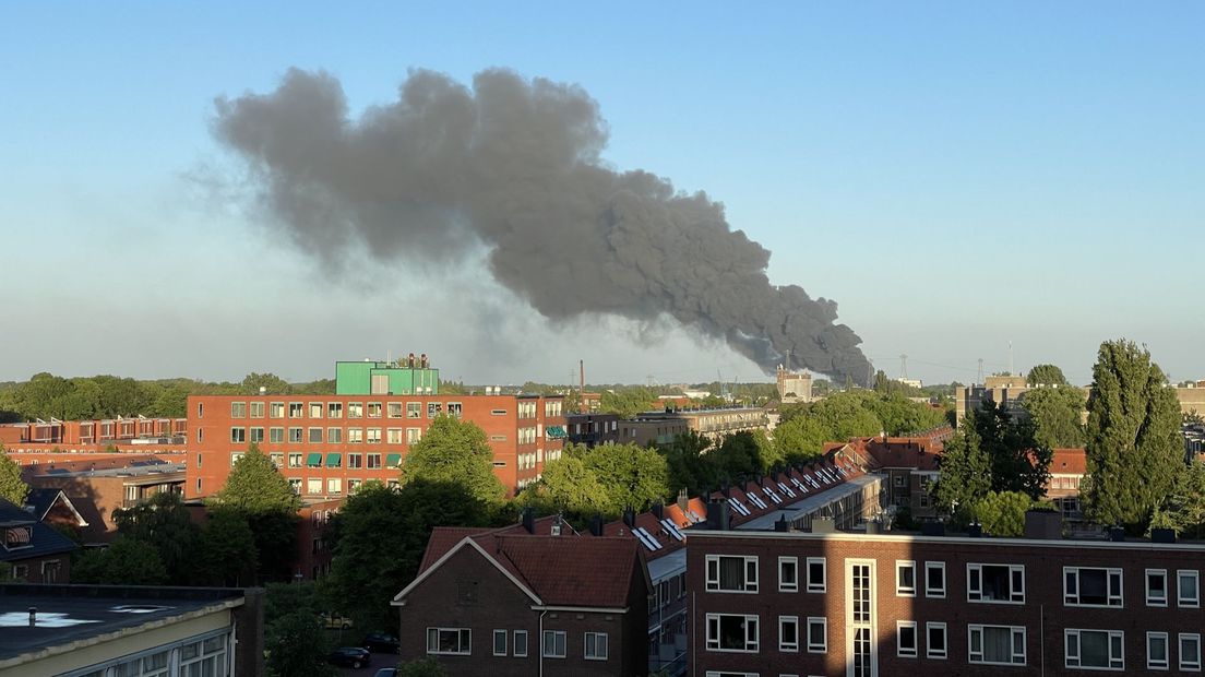 De brand is tot in de verre omtrek te zien
