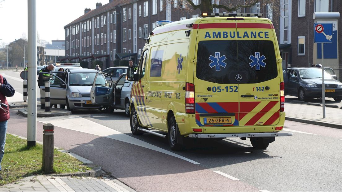 Thorbeckelaan Almelo afgesloten na ongeval