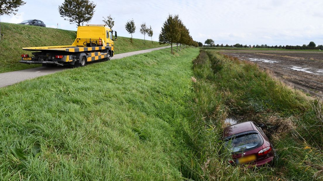 Afgelopen maandag belandde deze auto in de sloot