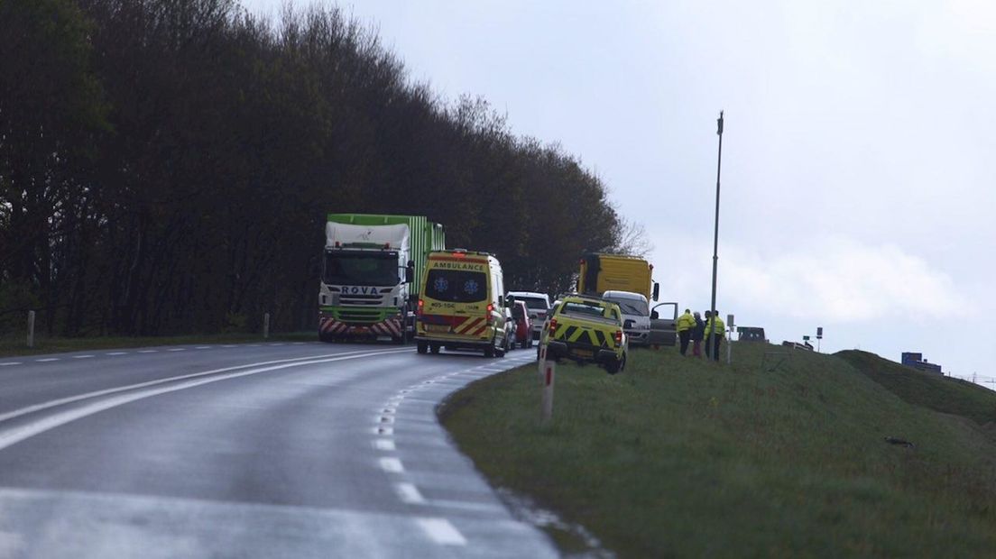 Bestelwagen wordt weggesleept