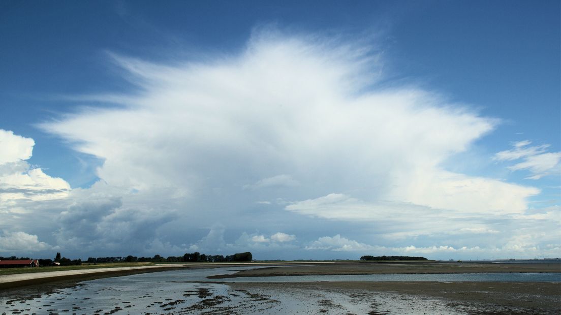 Mooie wolken bij de Zandkreekdam bij Noord-Beveland na een zware regenbui