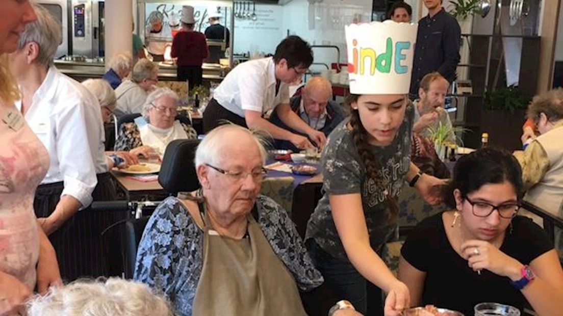 Kinderen serveren de pannenkoeken
