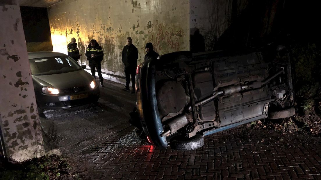 Auto slaat over de kop bij viaduct onder N36 in Beerze