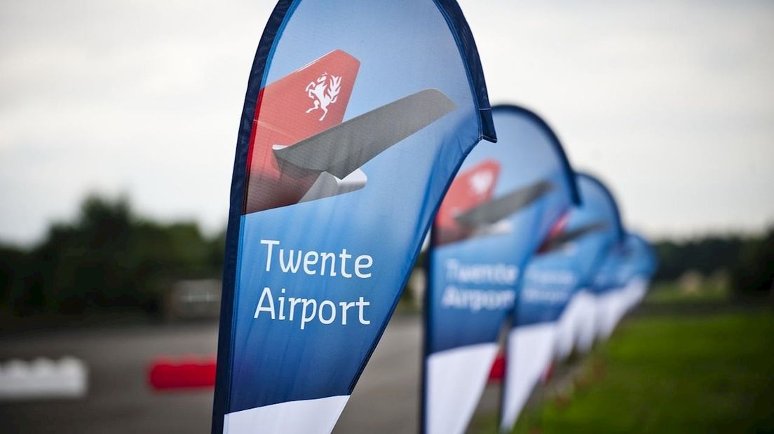 Bommen ruimen op terrein van luchthaven Twente