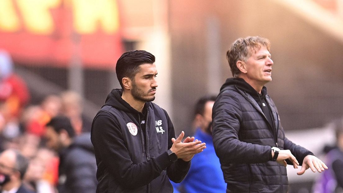 Nuri Sahin en Alfons Groenendijk geven instructies