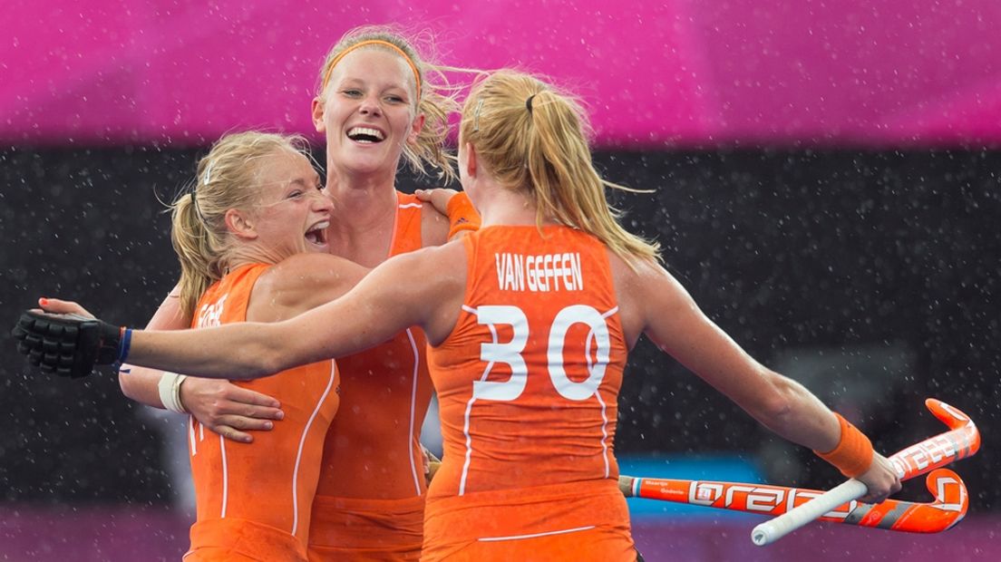 Caia van Maasakker brengt de stand op 3-0,in de hockeywedstrijd tegen België tijdens de Olympische Spelen in Londen.