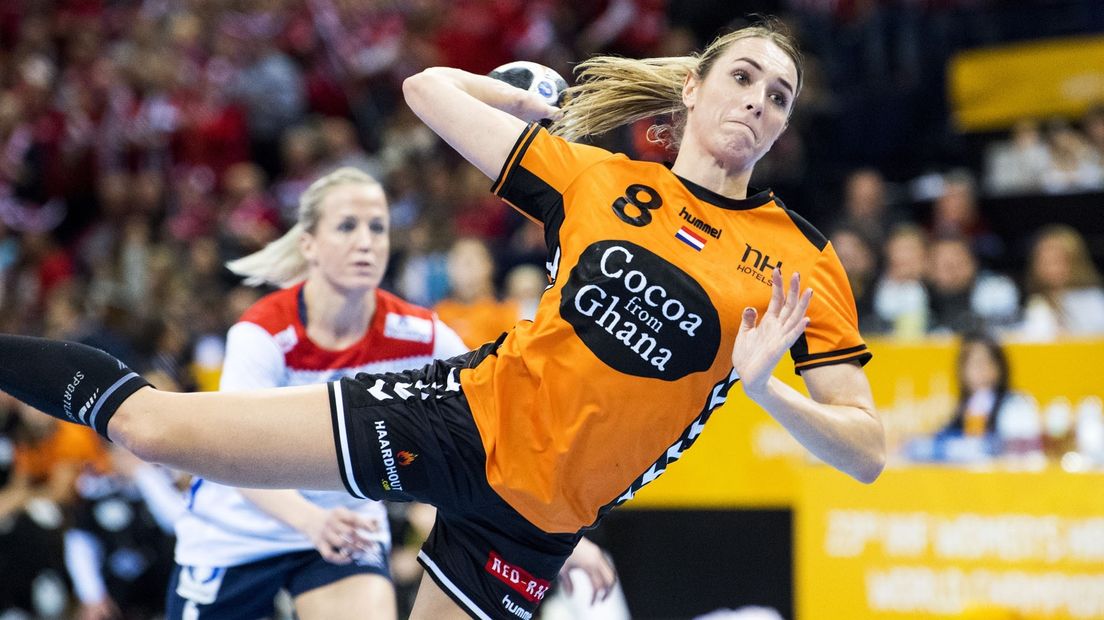 Lois Abbingh tijdens het WK handbal in 2017