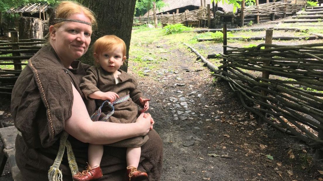 Archeologe Janneke Zuyderwyk met haar dochtertje.