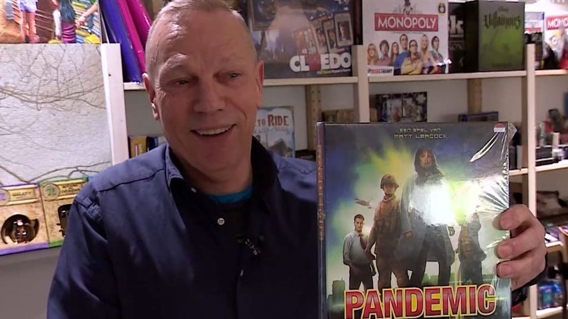 Wim van Essen met het populaire spel Pandemic.